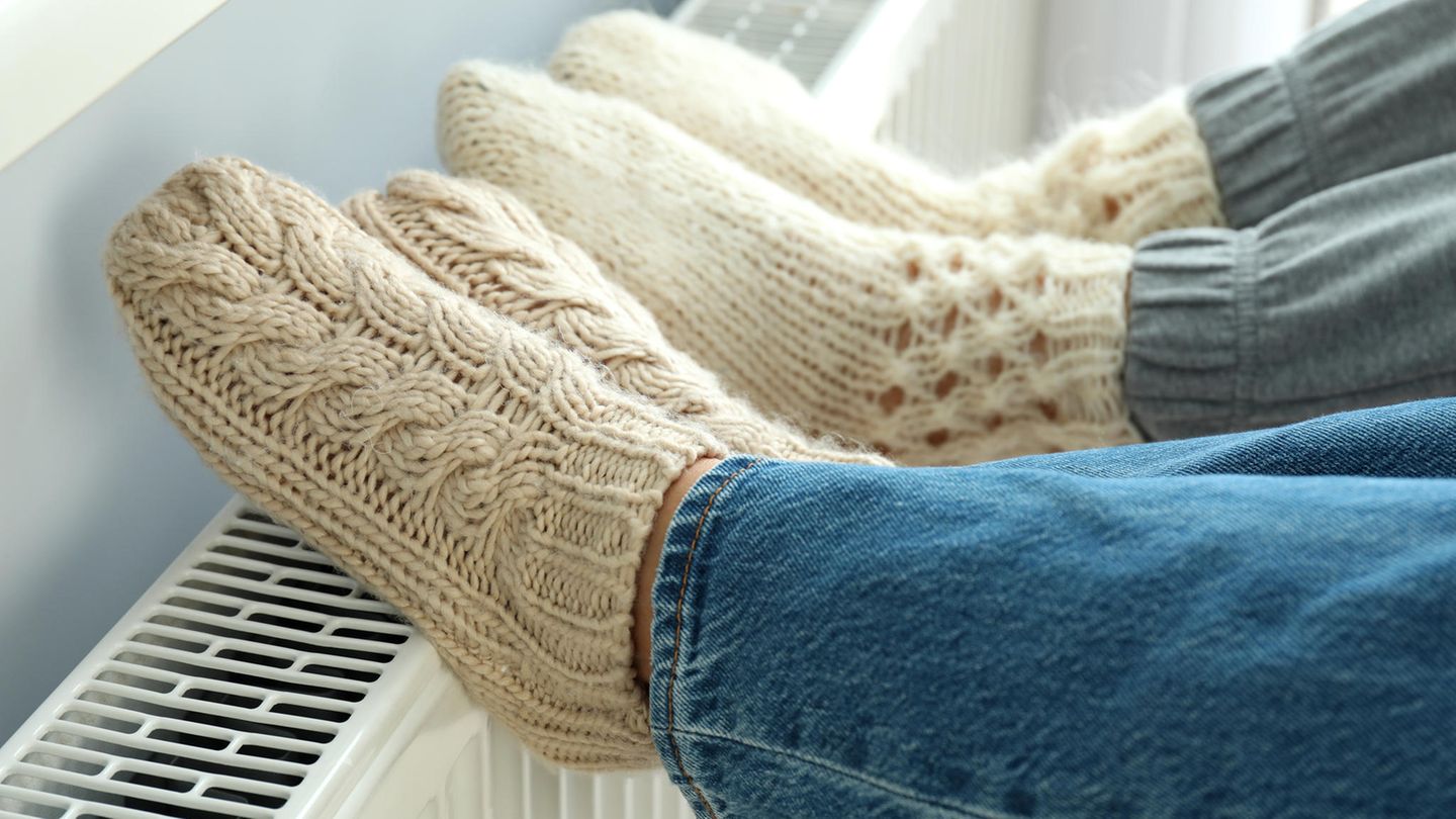 Füße in Wollsocken auf einer Heizung Füße in Wollsocken auf einer Heizung
