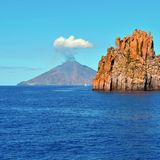 Blick auf den Vulkan vom Meer aus