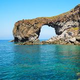 Natürlicher vulkanischer Bogen aus Lava am kristallklaren tyrrhenischen Meer
