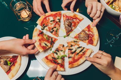 Spätes Essen führe zu einer Regulation von Energieaufnahme, -verbrauch und -speicherung, die eine Gewichtszunahme fördere