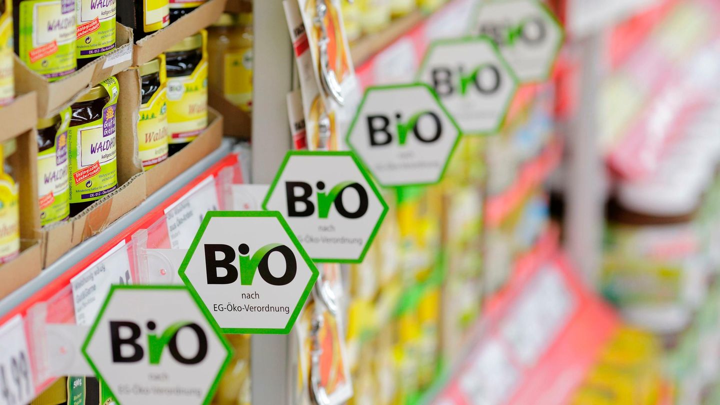 Angesichts der hohen Inflation werden Biolebensmittel immer häufiger im "normalen" Supermarkt oder beim Discounter gekauft.