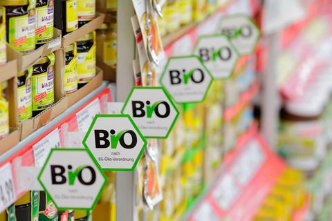 Angesichts der hohen Inflation werden Biolebensmittel immer häufiger im "normalen" Supermarkt oder beim Discounter gekauft.