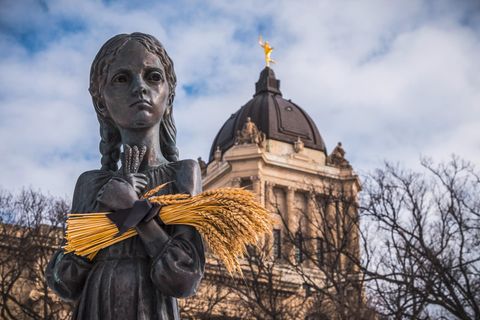 Viele Überlebende der Hungersnot wanderten aus, etwa nach Kanada. In der Stadt Winnipeg erinnert ein Mahnmal an die Opfer 
