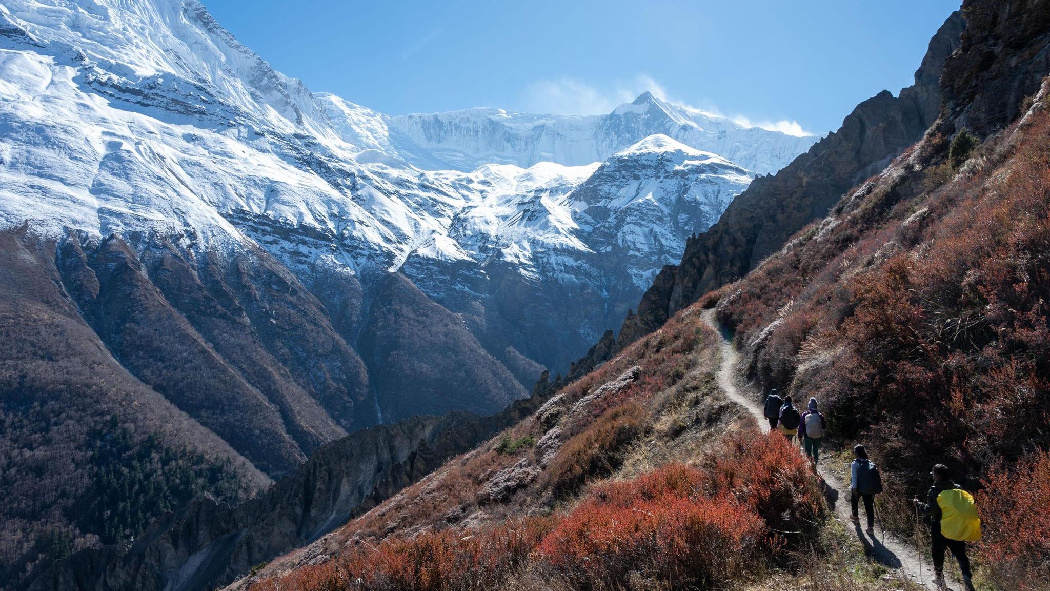 Eine Gruppe Wanderer auf dem Weg zum Tichilo Lake Basecamp