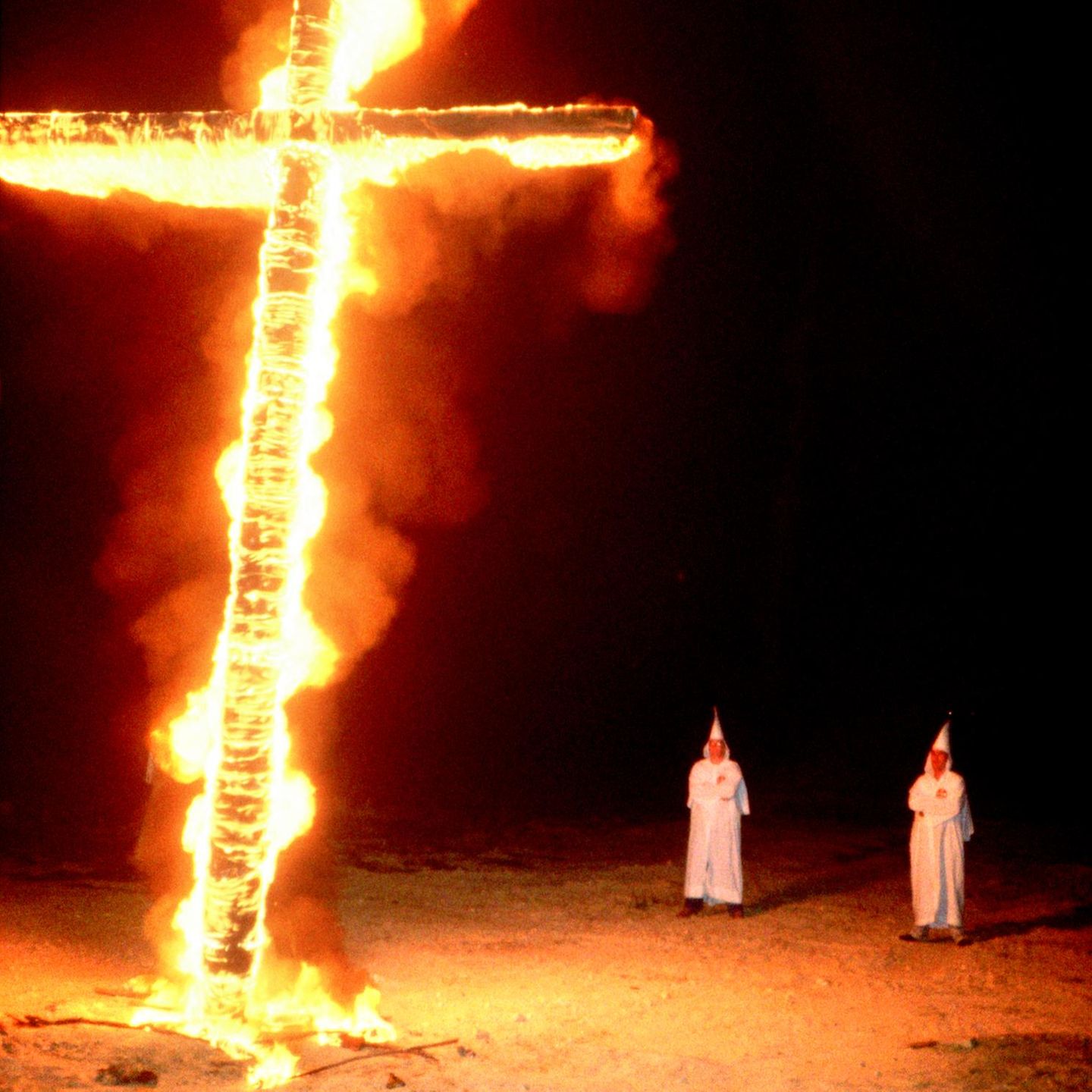 Gadsden, Alabama, 1978: Seit Anfang des 20. Jahrhunderts zelebriert der Ku-Klux-Klan sein Ritual des Hasses. Die brennenden Kreuze sind als Fanal und Drohung meilenweit zu sehen. Für Jacob Holdt jedoch waren auch die Klansmänner Leidtragende der Geschichte, ähnlich wie ihre schwarzen Opfer