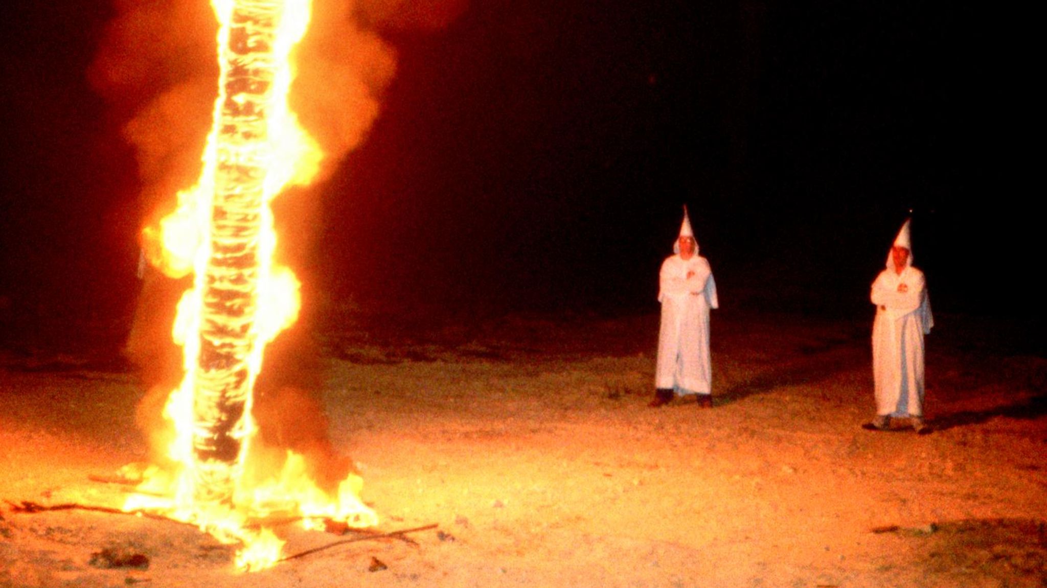 Gadsden, Alabama, 1978: Seit Anfang des 20. Jahrhunderts zelebriert der Ku-Klux-Klan sein Ritual des Hasses. Die brennenden Kreuze sind als Fanal und Drohung meilenweit zu sehen. Für Jacob Holdt jedoch waren auch die Klansmänner Leidtragende der Geschichte, ähnlich wie ihre schwarzen Opfer