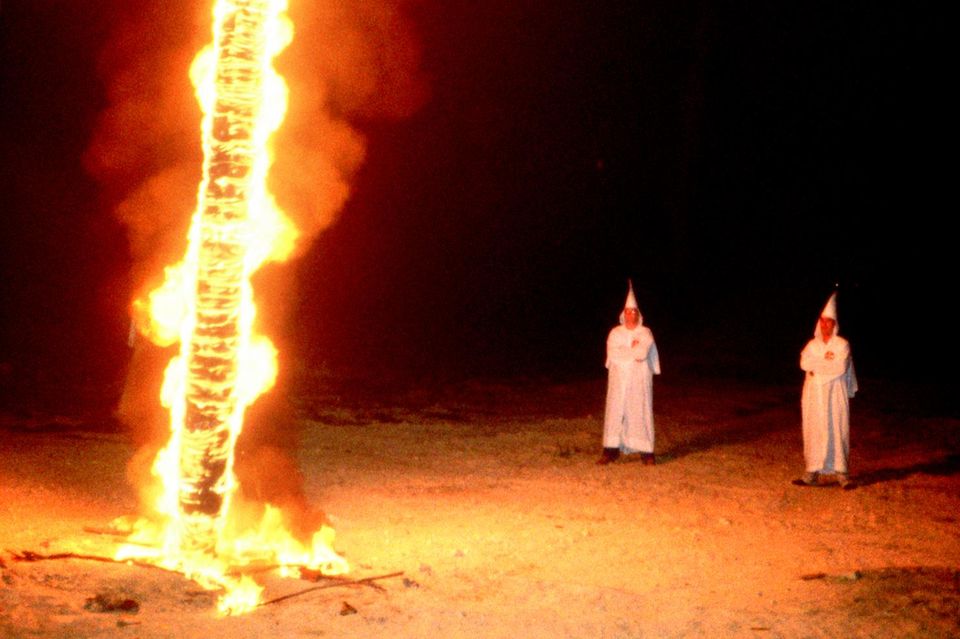 Gadsden, Alabama, 1978: Seit Anfang des 20. Jahrhunderts zelebriert der Ku-Klux-Klan sein Ritual des Hasses. Die brennenden Kreuze sind als Fanal und Drohung meilenweit zu sehen. Für Jacob Holdt jedoch waren auch die Klansmänner Leidtragende der Geschichte, ähnlich wie ihre schwarzen Opfer