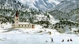 Für bestimmte wohlhabende Kreise aus der elitären Gesellschaft ist das Alpenparadies nicht nur eine unberührte Natur, sondern auch ein eleganter Rückzugsort auf Zeit, in dem man wie im Winter an der Côte d’Azur unter sich bleibt. Dieses Photochrom, das Männer mit Zylindern auf Schlitten beim Hinabrutschen an einem verschneiten Hang vor einer katholischen Kirche in den Alpen zeigt, verbildlicht es nur zu gut.