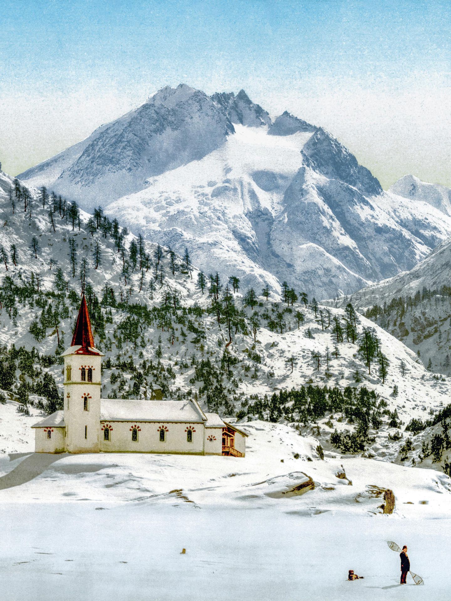 Für bestimmte wohlhabende Kreise aus der elitären Gesellschaft ist das Alpenparadies nicht nur eine unberührte Natur, sondern auch ein eleganter Rückzugsort auf Zeit, in dem man wie im Winter an der Côte d’Azur unter sich bleibt. Dieses Photochrom, das Männer mit Zylindern auf Schlitten beim Hinabrutschen an einem verschneiten Hang vor einer katholischen Kirche in den Alpen zeigt, verbildlicht es nur zu gut.