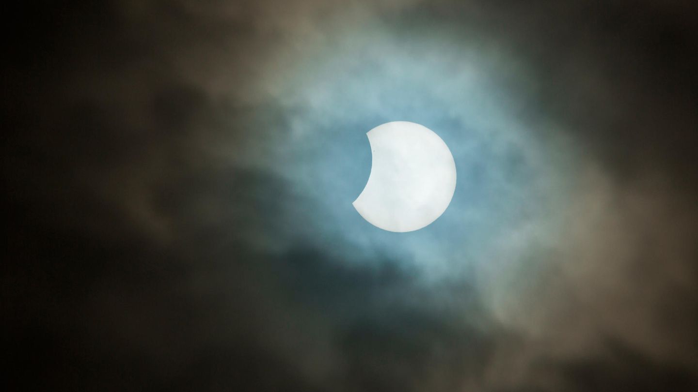 Kurz nach 11.00 wird die Sonne am 25. Oktober von der Sonne "angeknabbert"