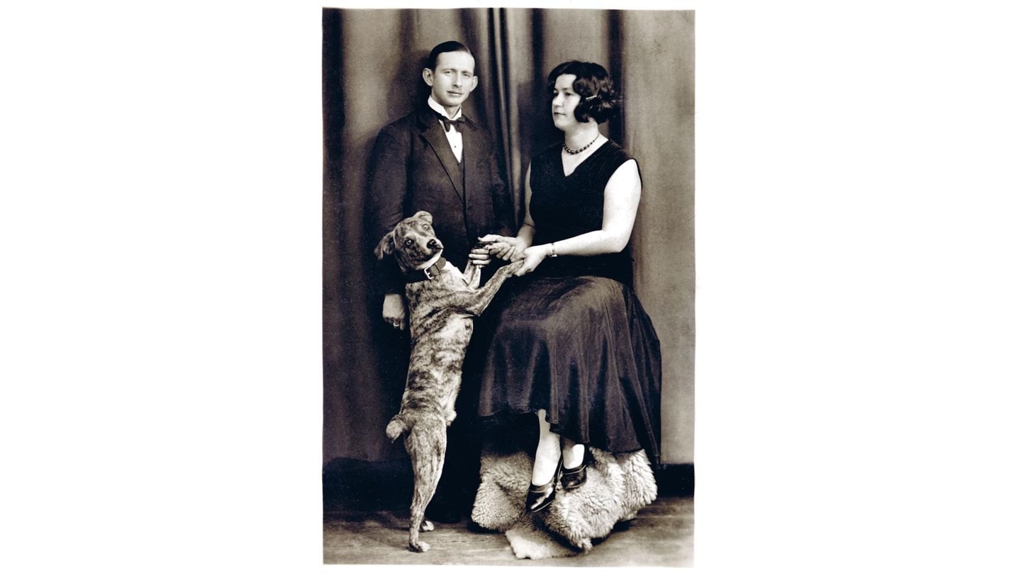 Bitte um einen Tanz – Lettland, 1920er Jahre Bitte um einen Tanz – Lettland, 1920er Jahre