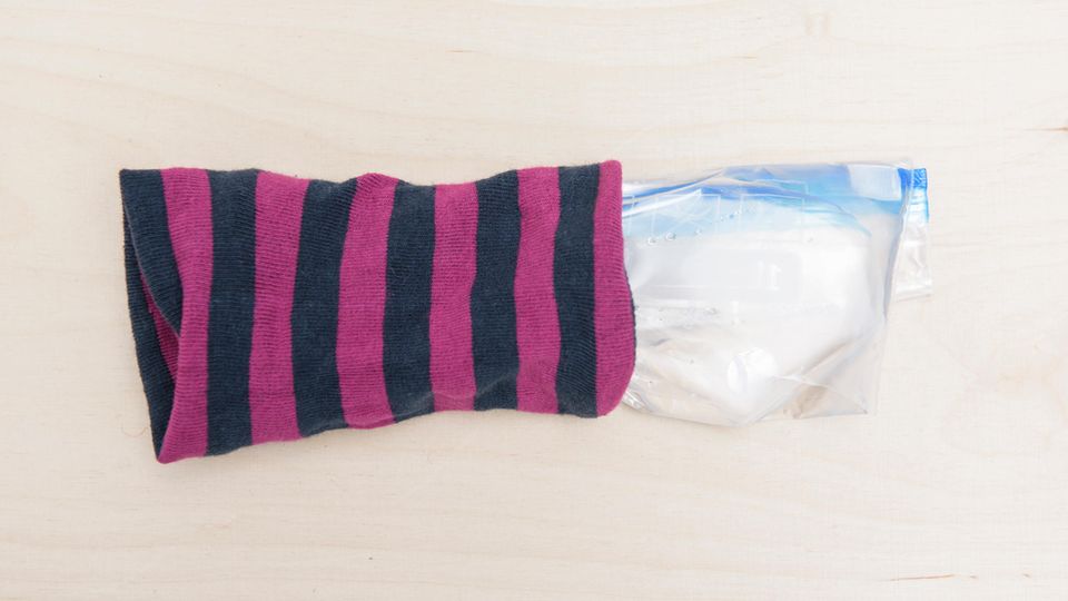 Winter-Basteln: Der fertige Taschenwärmer wird in eine alte Socke gesteckt. Winter-Basteln: Der fertige Taschenwärmer wird in eine alte Socke gesteckt.