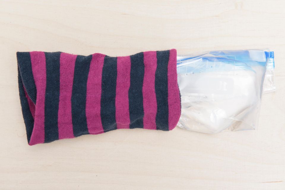 Winter-Basteln: Der fertige Taschenwärmer wird in eine alte Socke gesteckt.