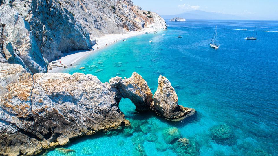 Lalaria-Strand mit Felsen auf Skiathos