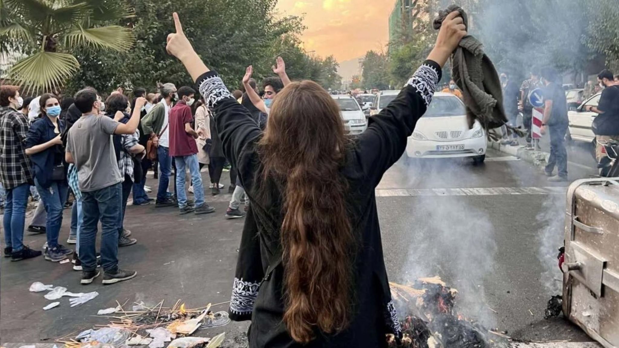 Eine junge Frau bei Protesten in Teheran Ende September. Trotz der oftmals tödlichen Repressionen des Regimes gehen noch immer jeden Tag Menschen im ganzen Land auf die Straße