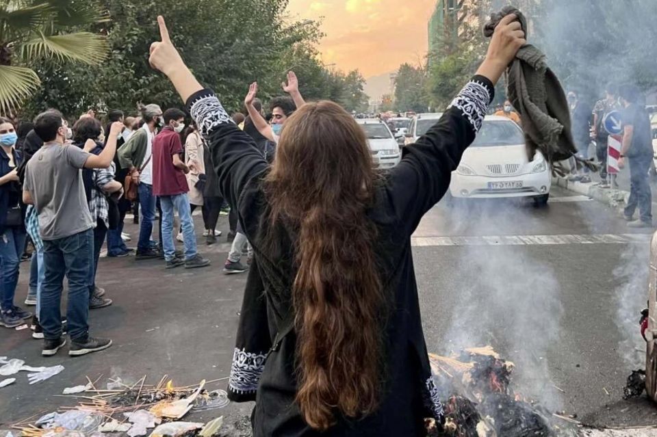 Eine junge Frau bei Protesten in Teheran Ende September. Trotz der oftmals tödlichen Repressionen des Regimes gehen noch immer jeden Tag Menschen im ganzen Land auf die Straße