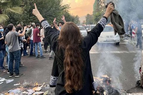 Eine junge Frau bei Protesten in Teheran Ende September. Trotz der oftmals tödlichen Repressionen des Regimes gehen noch immer jeden Tag Menschen im ganzen Land auf die Straße