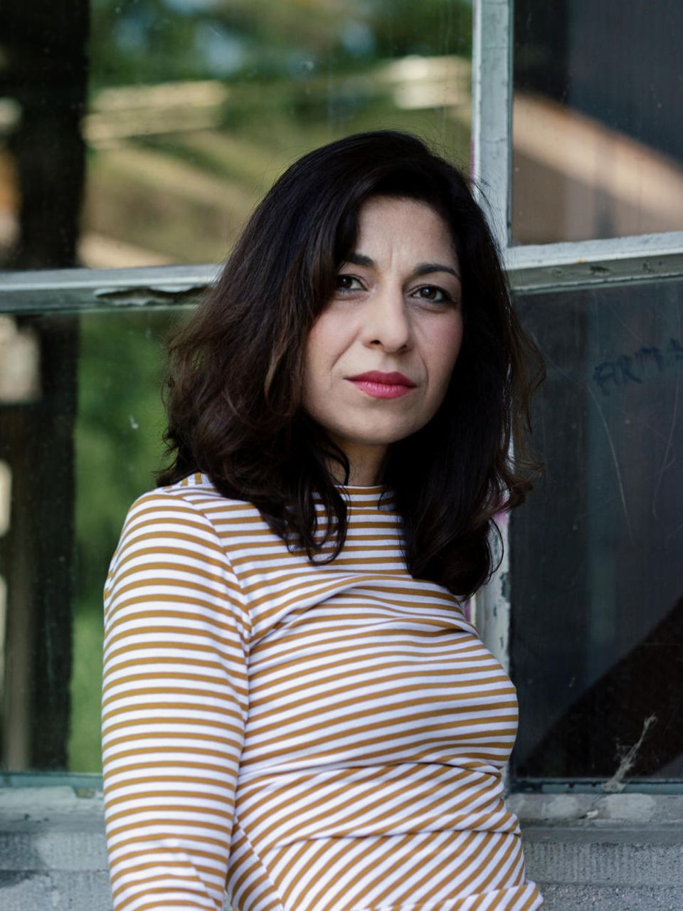 Die Schriftstellerin Asal Dardan wurde 1978 in Teheran geboren und wuchs nach der Flucht ihrer Eltern in Köln, Bonn und Aberdeen auf. Sie ist Mit-Iinitiatorin eines offenen Briefs, der sich mit den Protestierenden im Iran solidarisiert und den über 600 Kulturschaffende aus ganz Deutschland unterzeichnet haben