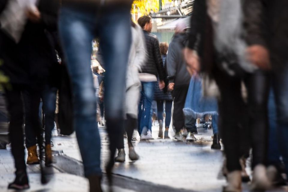 Viele Menschen laufen auf einer Straße