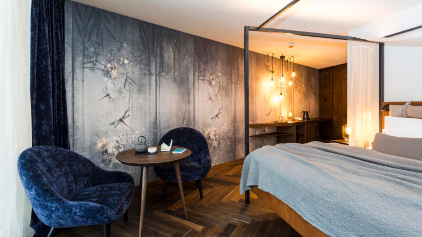 Kategorie Design: Silena in Südtirol, Italien Hotelzimmer mit blauen Sesseln und Holzfußboden