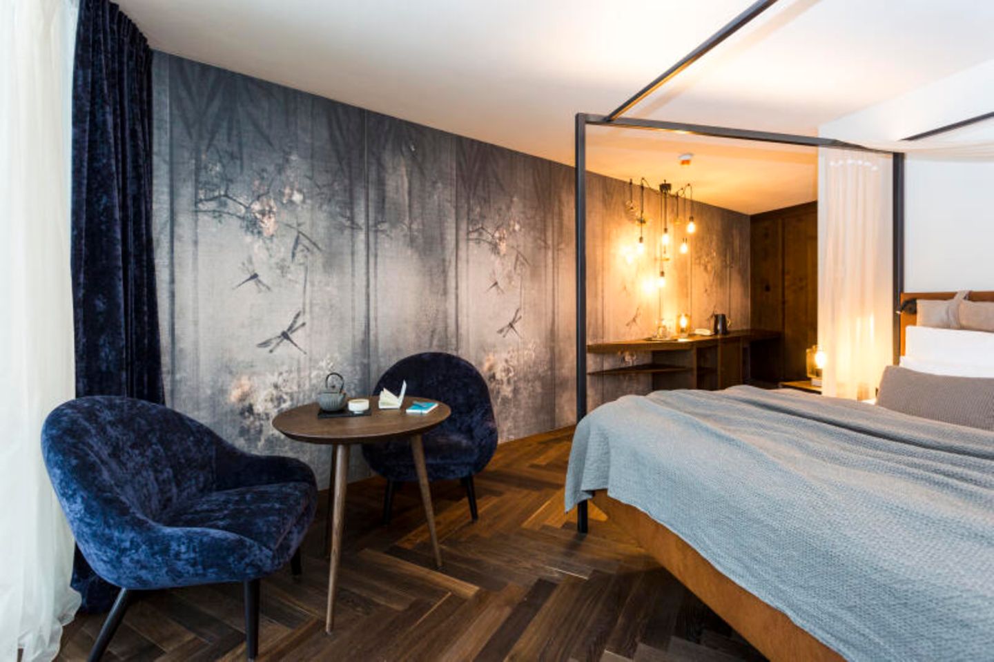 Kategorie Design: Silena in Südtirol, Italien Hotelzimmer mit blauen Sesseln und Holzfußboden