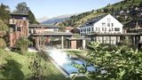An Bergen liegendes Hotel mit einem Pool im Vordergrund