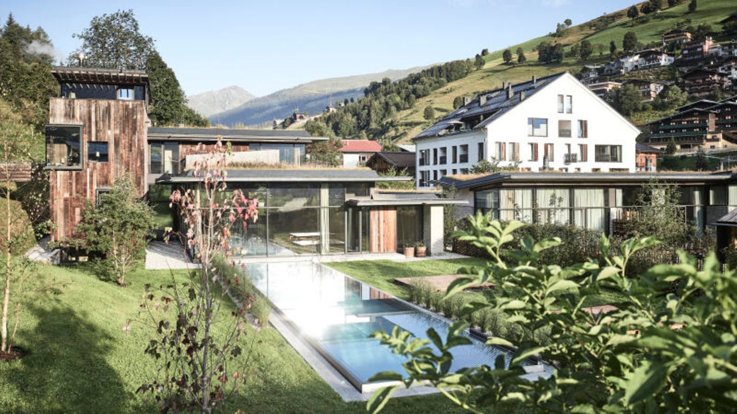 Kategorie Design: Wiesergut im Salzburger Land, Österreich An Bergen liegendes Hotel mit einem Pool im Vordergrund
