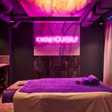 Spa-Bereich mit lila Neonlichtern
