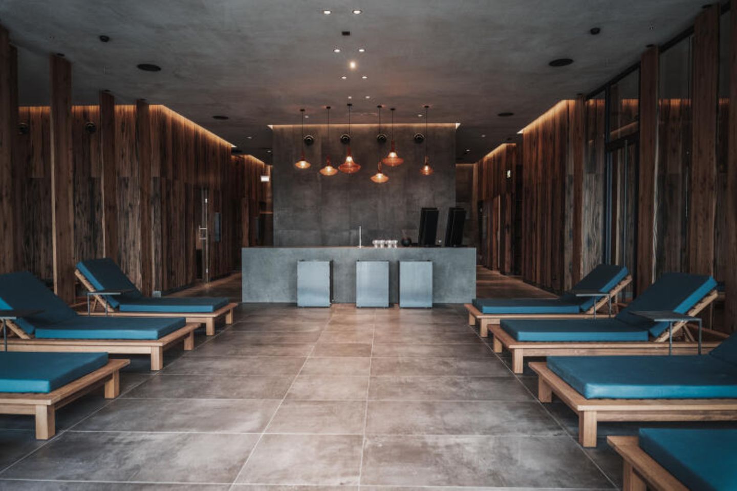 Spa Bereich mit Steinboden und Holzliegen