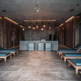 Spa Bereich mit Steinboden und Holzliegen