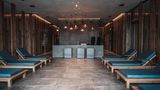 Spa Bereich mit Steinboden und Holzliegen