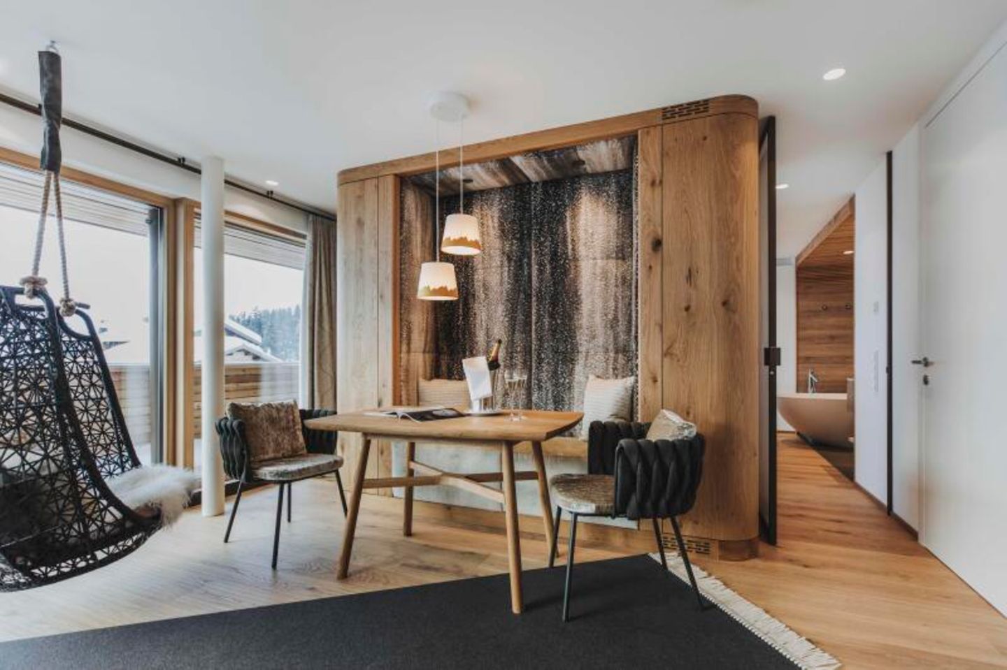 Ein Holztisch mit zwei Stühlen in einem Hotelzimmer