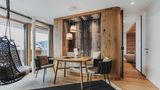 Ein Holztisch mit zwei Stühlen in einem Hotelzimmer