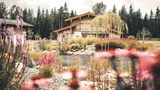 Mit Holz verkleidetes Haus hinter dem Tannen stehen