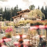 Mit Holz verkleidetes Haus hinter dem Tannen stehen