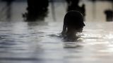 Eine Frau in einem dampfenden Pool