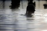 Eine Frau in einem dampfenden Pool
