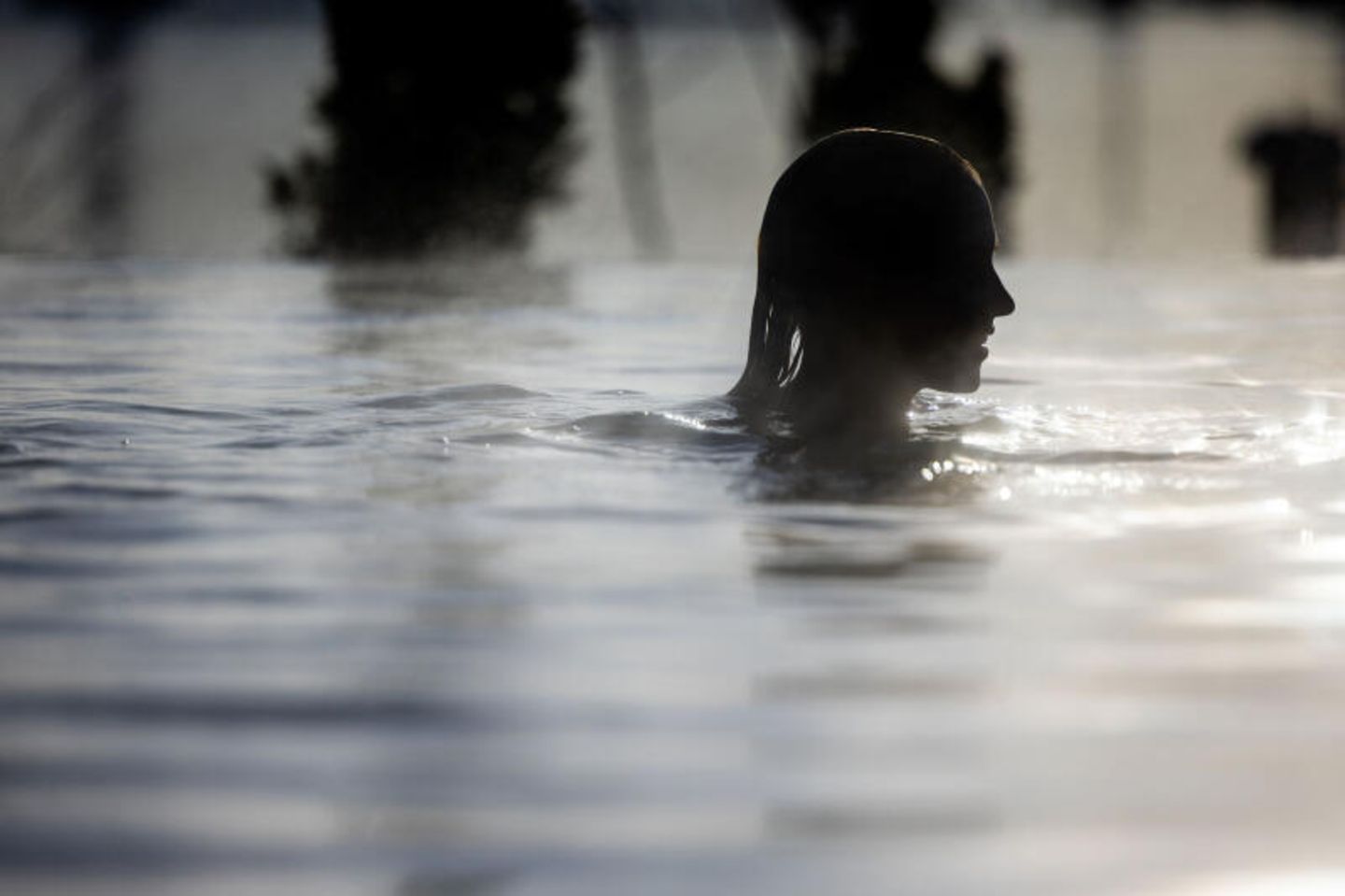 Eine Frau in einem dampfenden Pool