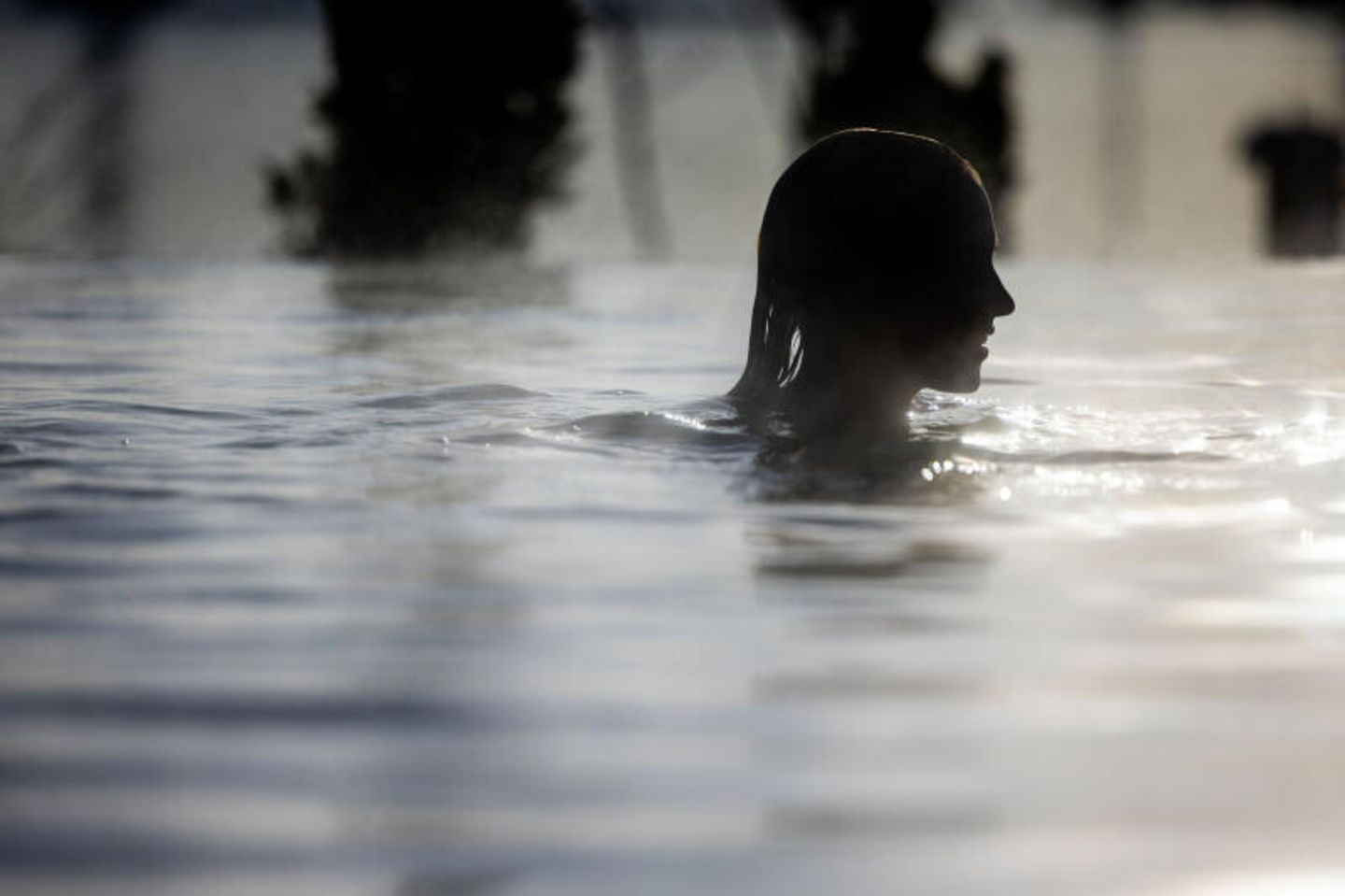Kategorie Außergewöhnlich: Steigenberger Alsik in Sønderborg, Dänemark Eine Frau in einem dampfenden Pool