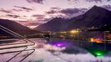 Infinity-Pool bei Nacht