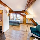 Hotelzimmer mit Holzbalken