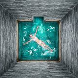 Eine Frau schwimmt an der Wasseroberfläche in einer Therme