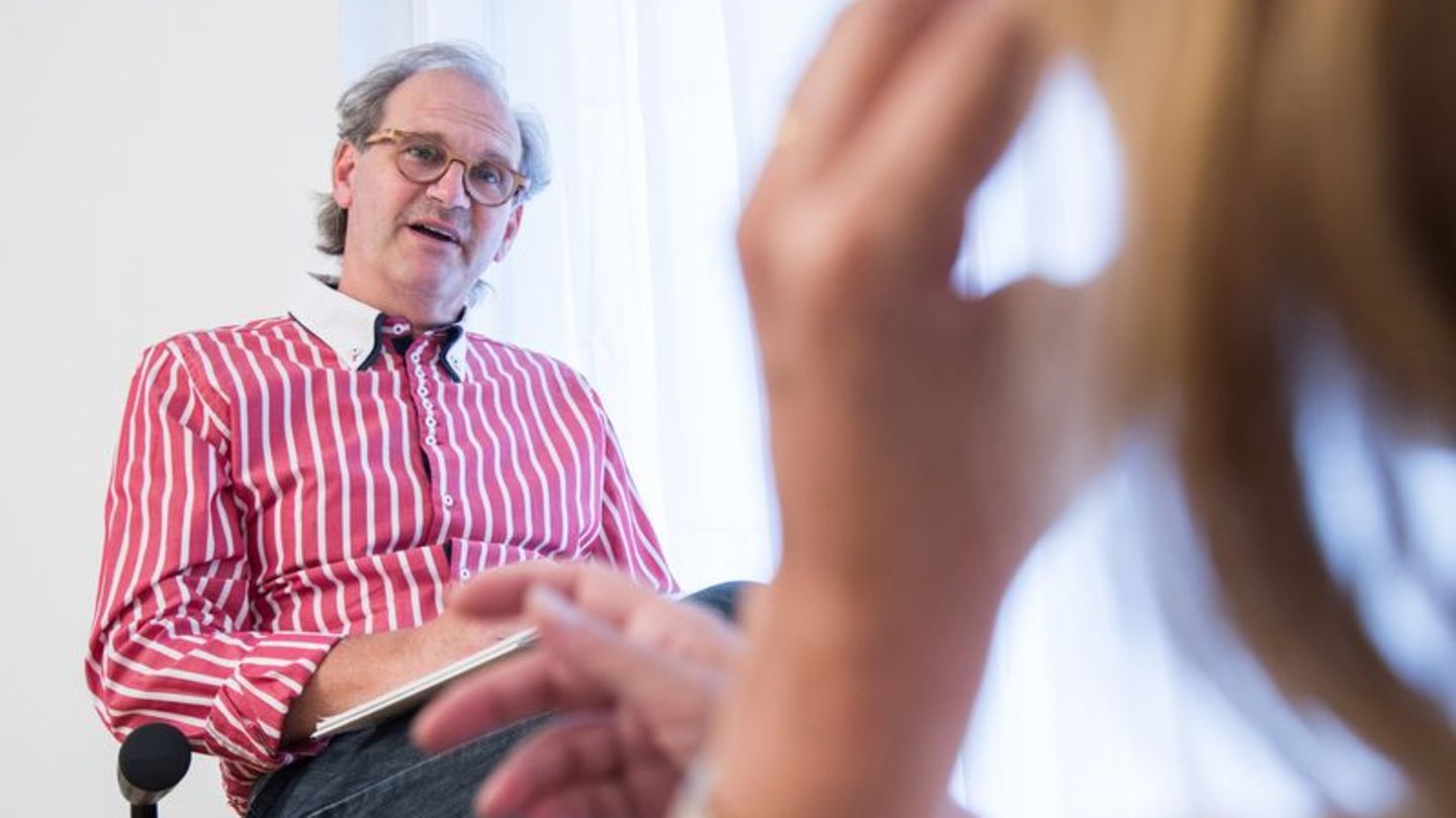 Eine Psychotherapie kann in vielen Lebenssituationen sinnvoll sein. Doch die Suche nach freien Therapieplätzen erfordert oft Ged Eine Psychotherapie kann in vielen Lebenssituationen sinnvoll sein. Doch die Suche nach freien Therapieplätzen erfordert oft Ged