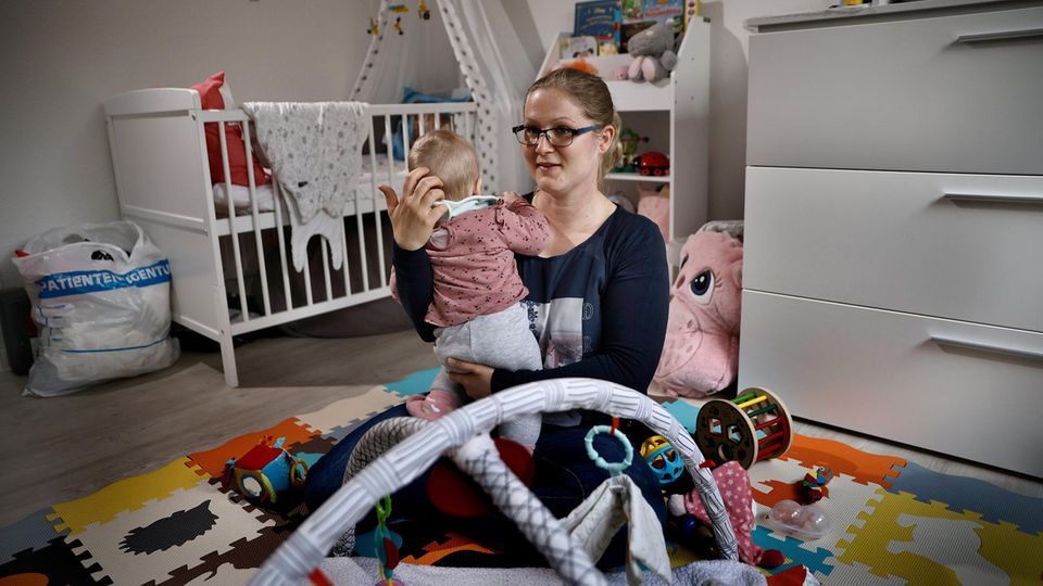 Franziska Zellmer hält ihr Baby auf dem Arm