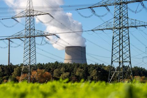 Stromleitungen vor dem Kernkraftwerk Emsland (Niedersachsen). Die verbleibenden drei deutschen Atomkraftwerke sollen maximal bis zum 15. April 2023 weiterlaufen können. Das hat Kanzler Olaf Scholz (SPD) entschieden