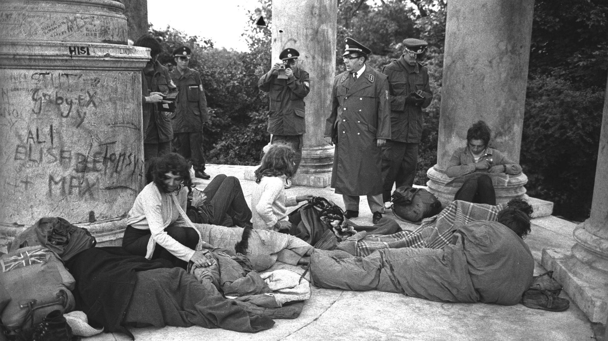 Polizei löst bei einer Razzia Gruppe auf Polizei löst bei einer Razzia Gruppe auf