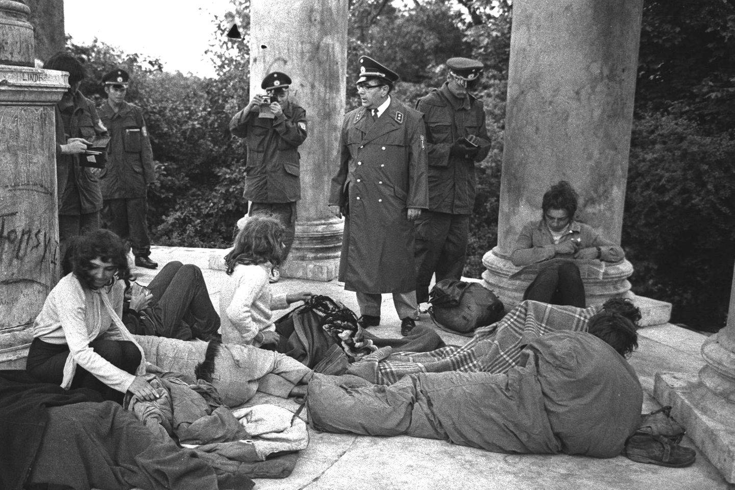 Die Staatsmacht geht gegen "Hippies" vor: Die Polizei, hier 1969 in München, stellt bei einer Razzia Rauschgift sicher und löst die Gruppierung auf