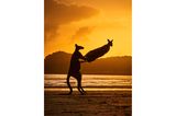 Während der Sonnenuntergang Cape Hillsborough in goldenes Licht tauchte, spielten zwei Wallabys am Strand. Dabei entstanden ulkige Formationen. Ein Snapshot von Michael Eastwell 