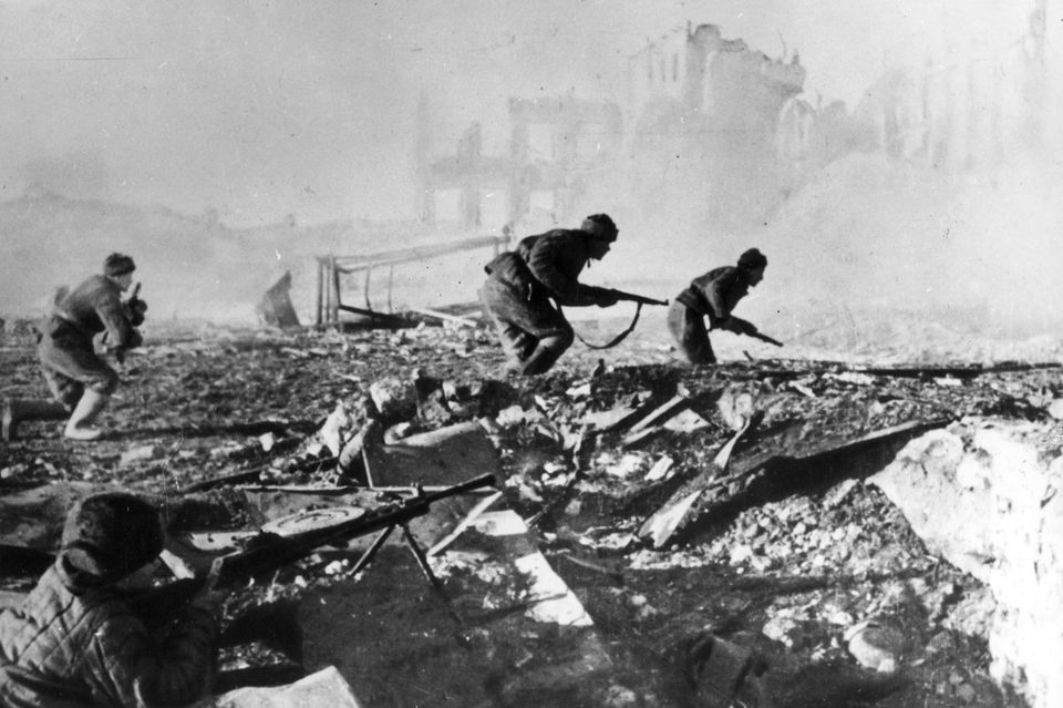Staub und Rauch legt sich über die Stadt: Die Soldaten der Roten Armee pirschen durch die Trümmer. Der tödliche Schuss kann von überall kommen