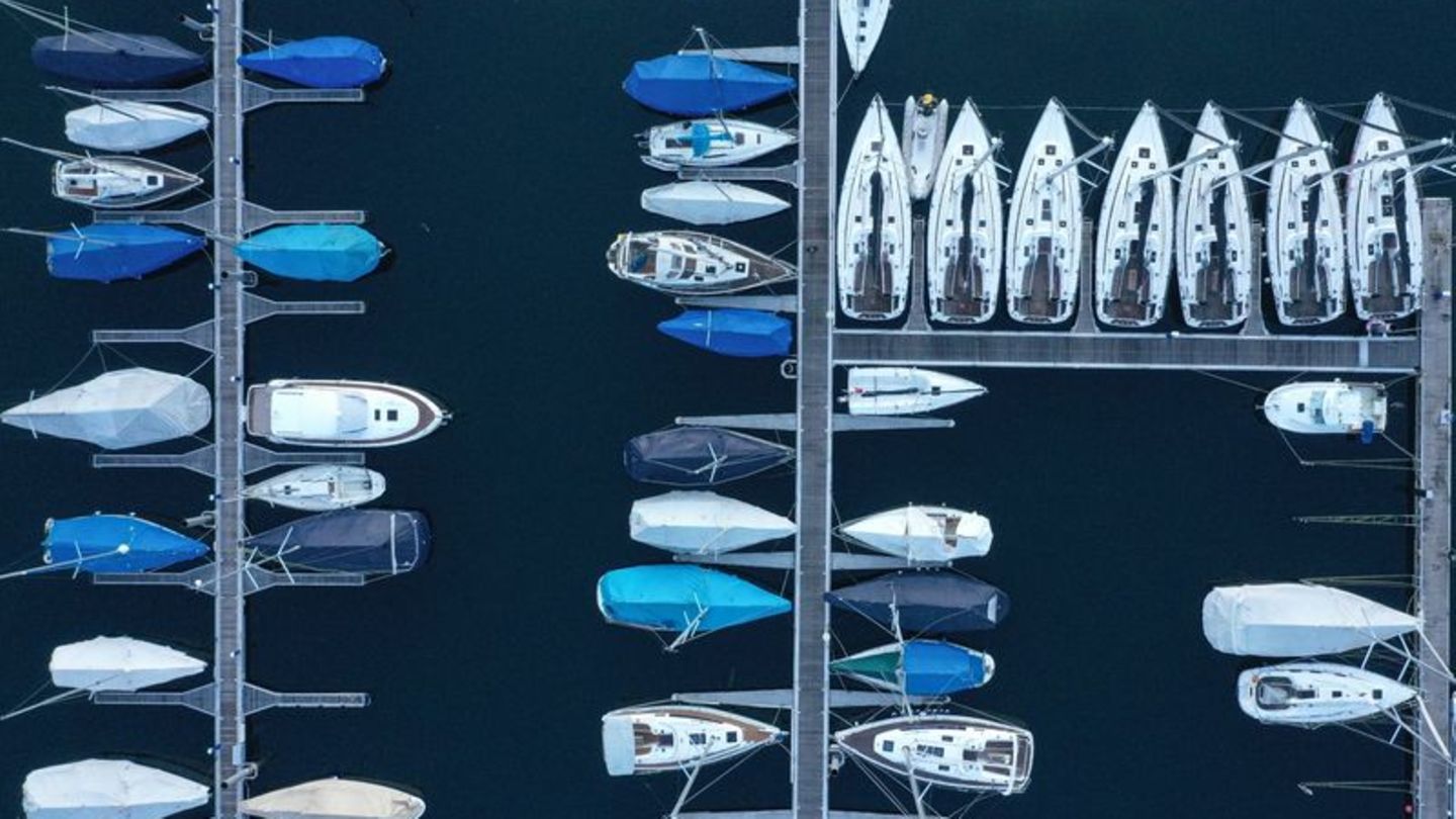 Mehrere Segel- und Motorboote liegen im Yachthafen am Bodensee